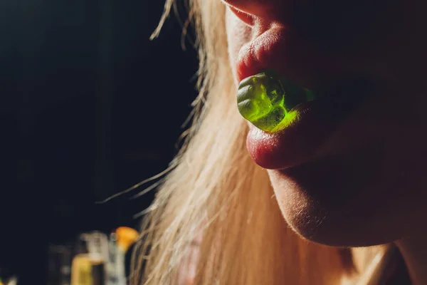 Ung kvinna med gummy i munnen. — Stockfoto