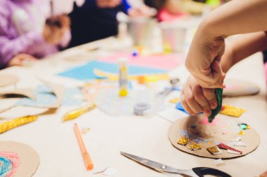 Kağıttan çiçek yapmak için yüksek lisans. Yaratıcılık. Çocuklar için favori hobi. Malzemeler ve aletler..