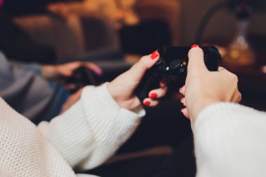 Kontrol ya da Video Oyun Joystick Konsolu elinde. Oyun konseptini kapat.