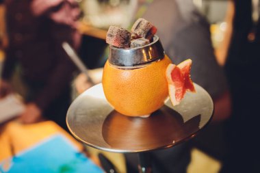 Greyfurttan shisha için kase, beyaz dumanla yanan kömürlerden..