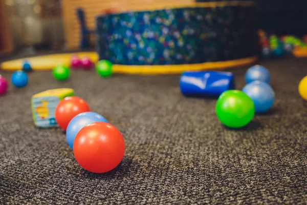 子供のパーティーや誕生日のための装飾として床の上に異なる色の風船があります. — ストック写真