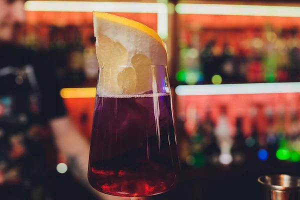Moderno Calvados Spitz Cocktail in elegante bicchiere highball con lunga lancia di ghiaccio trasparente e vermut. pomelo. — Foto Stock