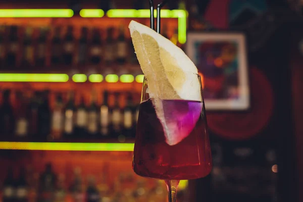 Moderner Calvados Spitz Cocktail im eleganten Highballglas mit langem, klarem Eisspeer und Wermut. Pomelo. — Stockfoto