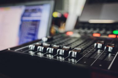 Düğmeli bir ses karıştırıcının parçası.