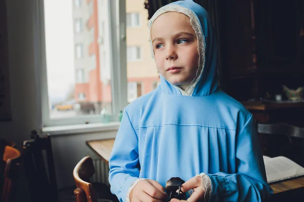 Retrato de una niña musulmana con un hiyab azul. Concepto de ropa musulmana para niños. — Foto de Stock
