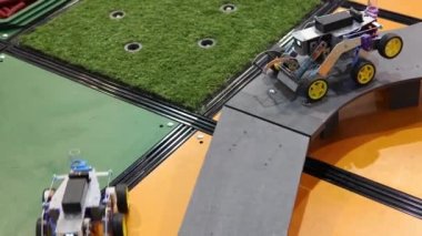 Tekerlekli gözleri olan ev yapımı bir robot. Hobi robotları.