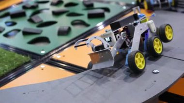 Tekerlekli gözleri olan ev yapımı bir robot. Hobi robotları.