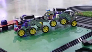 Tekerlekli gözleri olan ev yapımı bir robot. Hobi robotları.