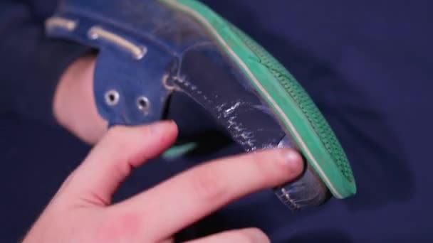 Štětce, vosk, boty. nanášení krému prstem. Oprava bot. — Stock video