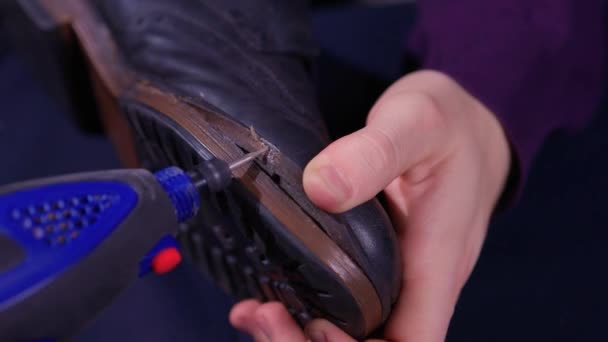 Um sapateiro corta a sola de um sapato com um sapateiro cortador automático. As mãos de um sapateiro no trabalho. — Vídeo de Stock