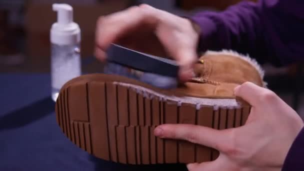 Mani pulizia mens cammello camoscio deserto scarpa con un pennello. Manutenzione delle calzature catturata dalla vista dall'alto. — Video Stock