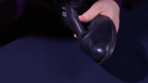 Un uomo sta dipingendo scarpe, blu lucido per scarpe, verniciato scarpe di pelle blaue, un paio di scarpe da uomo dipinte. — Video Stock