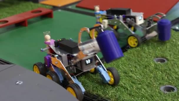 Tekerlekli gözleri olan ev yapımı bir robot. Hobi robotları. — Stok video
