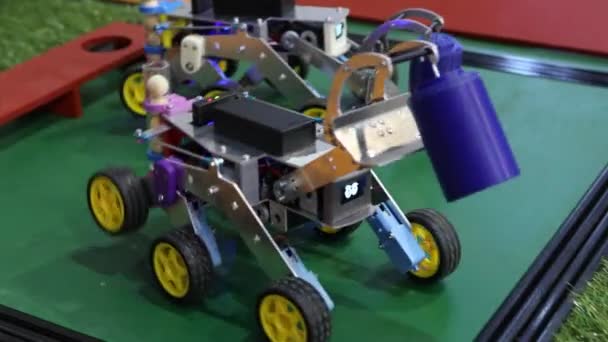 Robot fait maison sur roues avec des yeux. hobby robotique. — Video