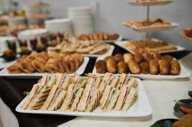 Kanepe, aperatifler, masada, büfe menüsü, Avrupa mutfağı, karides, ahşap arka planda mini burger..