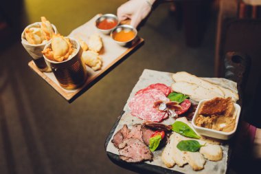 Tütsülenmiş Et Birası Üst Görünüm. Barbekü büfesi, Sudzhuk, At eti, Kurutulmuş Biftek, Peynirli Toplar, Tütsülenmiş Sosis, Sarımsaklı Ekmek, Tavuk Kanatları, Kızarmış Börek, Sarımsaklı sos, Adzhika.