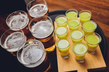 Garson tepside soğuk bira servisi yapıyor..