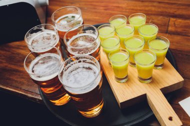 Garson tepside soğuk bira servisi yapıyor..