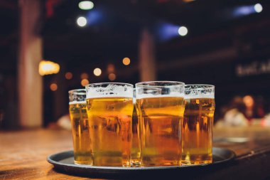 Garson tepside soğuk bira servisi yapıyor..