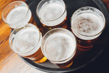 Garson tepside soğuk bira servisi yapıyor..