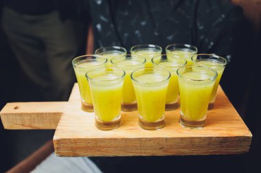 İçki endüstrisinde içki servisi için kullanılan servis tepsisindeki shot kadehlerinde çeşitli alkollü içkiler..