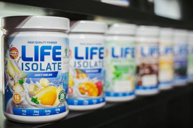 Ufa, Rusya - 27 Haziran 2020: Çeşitli üreticilerin raflarındaki spor protein besin maddesi.
