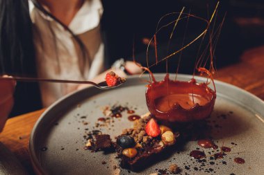 Çikolata soslu lezzetli çikolatalı pasta ve çatallı nane şekeri. Yemek için hazırım. Koyu arkaplan.