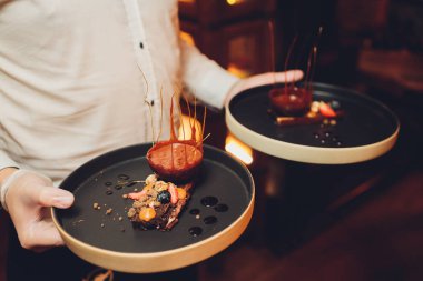 Çikolata soslu lezzetli çikolatalı pasta ve çatallı nane şekeri. Yemek için hazırım. Koyu arkaplan.