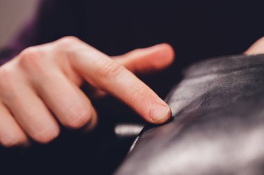 Çizmeler. Parmağınla krem sürüyorsun. Ayakkabı tamiri.