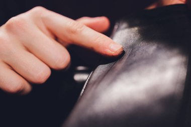 Çizmeler. Parmağınla krem sürüyorsun. Ayakkabı tamiri.