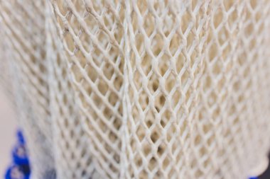 Siyah plastik polimer granüller yakın çekim tüpüne sarılmış..