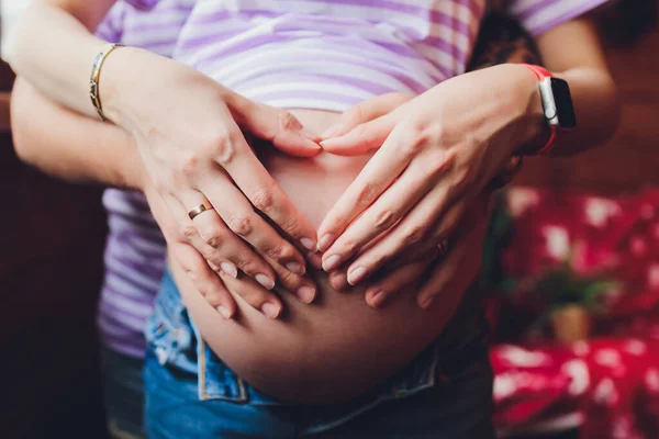Képek a terhes nőről, amint megérinti a hasát.. — Stock Fotó