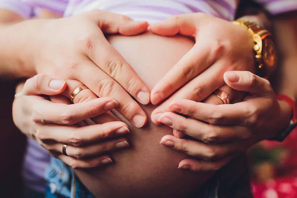 Képek a terhes nőről, amint megérinti a hasát.. — Stock Fotó