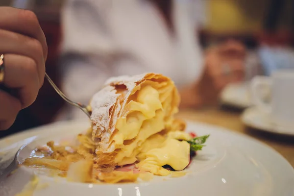Três bagas cheesecake estilo na placa branca com a mão use o garfo para comer. — Fotografia de Stock