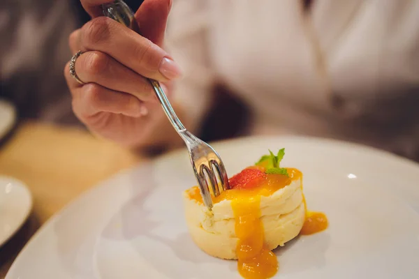 Três bagas cheesecake estilo na placa branca com a mão use o garfo para comer. — Fotografia de Stock