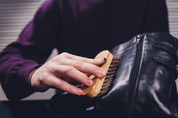 Un hombre está pintando zapatos, esmalte de zapatos azules, zapatos pintados de cuero blaue, un par de zapatos para hombre pintados. — Foto de Stock