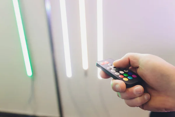 Ταινία LED σε μοβ χρώματα και πίνακα ελέγχου για αλλαγή χρωμάτων. — Φωτογραφία Αρχείου