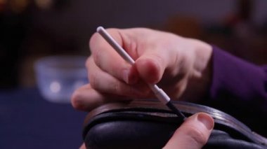 Fırçayla yapıştırıcı uygulaması, ayakkabı tamiri..