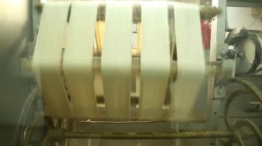 Halı fabrikası, halı üretimi, dokuma tezgahları için sentetik iplikler..
