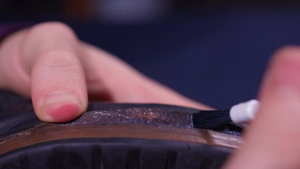 Aplicación de pegamento con un cepillo, reparación de zapatos. — Vídeos de Stock