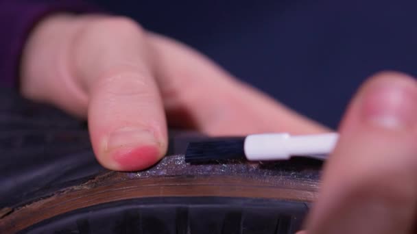 ブラシ、靴の修理で接着剤のアプリケーション. — ストック動画