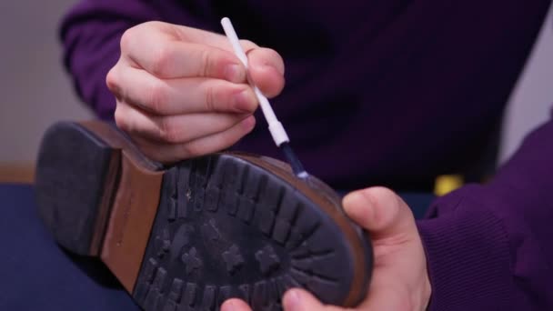 Applicazione colla con un pennello, riparazione delle scarpe. — Video Stock