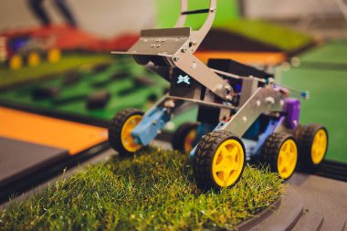 Tekerlekli gözleri olan ev yapımı bir robot. Hobi robotları.