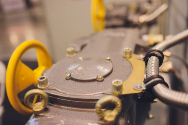 Sarı gaz boru hattı vanası açık, çift yönlü ok, yakın işaretler kapalı..