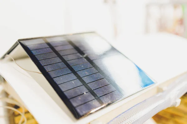 Kis napelem. Zöld energia koncepció közelkép. — Stock Fotó