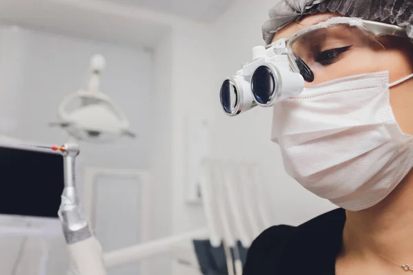 돋보기와 마스크를 착용 한 특수 안경을 쓴 주물 치과 의사. 의사들. — 스톡 사진