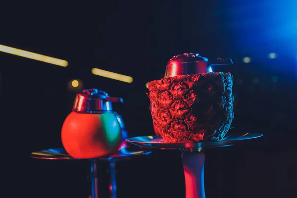 Vörös shisha vízipipa füsttel és vörös szikrákkal az asztali téglán, művészeti háttérrel. Shisha koncepció. — Stock Fotó