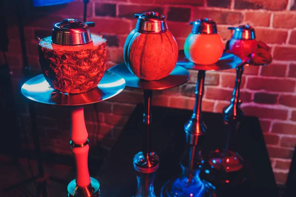 Rote Shisha-Shisha mit Rauch und roten Funken auf Holztischziegeln, Kunsthintergrund. Shisha-Konzept. — Stockfoto