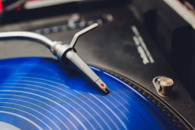 Vinil plak çalar, makro yakın plan kafa ve tonkol..