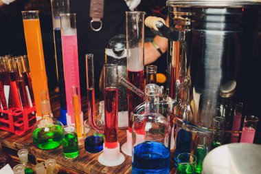 Çok renkli sıvıyla test tüpleri. Test tüplerinde alkol. Koyu bar..
